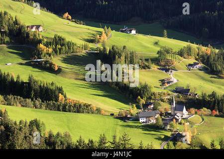 Italien, Südtirol, Villnößtal, Naturpark Puez-Geisler, Dolomiten, St. Magdalena, Herbst, Stockfoto