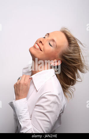 Frau, mittleren Alter Mensch, Lächeln, Schlag-Blond, Haare, Wind, halbe Porträt auf Seite, Modell veröffentlicht, Menschen, Langhaarig, Bluse, attraktiv, selbstbewusst, dynamisch, weiß, Ringe, Ohrschmuck, gebildet, diskret, Wohlbefinden, feine Gefühl, Studio, Stockfoto
