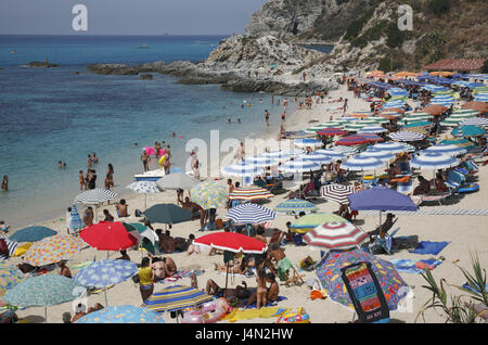 Italien, Kalabrien, Ricadi, Capo Vaticano, Tourist, Meer, Strand, kein Modell loslassen, Süditalien, Grotticelle, Bucht, Küste, felsigen Küste, Sandstrand, Strand, Sonnenschirme, hell, Hochsaison, Sommer, Schar von Menschen, Person, Rest, sonnen sich, haben ein Bad, Tourismus, Urlaub, Urlaubsziel, das Mittelmeer, Blick aufs Meer, Sonnenschein, Stockfoto