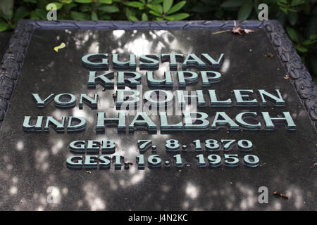 Deutschland, Essen, Ruhr Gebiet, Friedhof, Grab Datenträger, Gustav Krupp von Bohlen und Bach Hal, North Rhine-Westphalia, Essen-Bredeney, Teil der Stadtfriedhof, Bredeney, Kruppe, Familienfriedhof der Familie Krupp, die Industriellenfamilie, Grab, Grab, Grabstein, Stockfoto