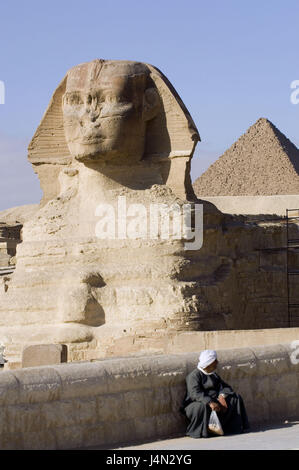 Ägypten, Kairo, Giseh, Sphinx, Chephren-Pyramide, Mann, Stockfoto