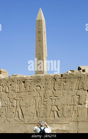 Ägypten, Nil Senke, Luxor, Tempel Anlage Karnak, Amun-Tempel, Wehrmauer, Hieroglyphen, Obelisk, Besucher, Stockfoto