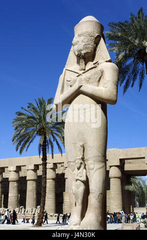 Ägypten, Nil Senke, Luxor, Tempel Anlage Karnak, Amun-Tempel, Gericht, Statue, Pinedjem I, Besucher, Stockfoto