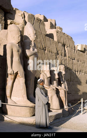 Ägypten, Nil Senke, Luxor, Tempel Anlage Karnak, Amun-Tempel, Statuen, Fremdenführer, Stockfoto