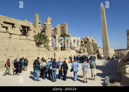 Ägypten, Nil Senke, Luxor, Tempel Anlage Karnak, Amun-Tempel, Gericht, Obelisk, Besucher, Stockfoto