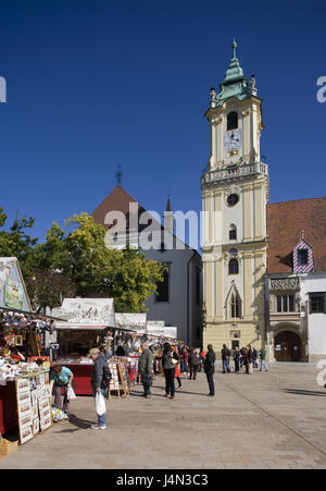 Slowakei, Bratislava, Hauptplatz, Kirche, Marktstände, Touristen, Bratislava, Stadt, Pfarrkirche, die Jesuitenkirche, Struktur, Architektur, Ort von Interesse, Markt, Souvenirverkauf, Person, Reiseziel, Tourismus, Stockfoto