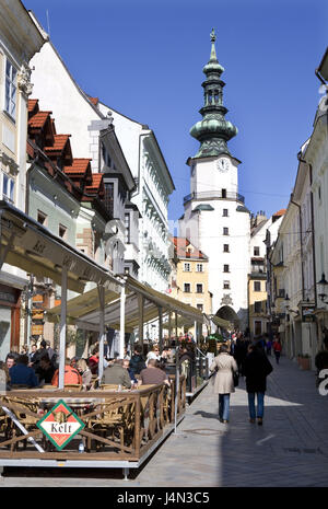 Slowakei, Bratislava, Michaelertor, Straßencafé, Tourist, Bratislava, Hauptstadt, Stadt, Altstadt, Ziel Bau, Stadttor, Turm, Struktur, Architektur, Kultur, Person, Fußgänger, Ort von Interesse, Tourismus, Destination, Stockfoto