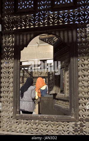 Ägypten, Kairo, Altstadt, Gayer Anderson Museum, Wandleuchten Fenster, Frauen, Ansicht von hinten, Stockfoto