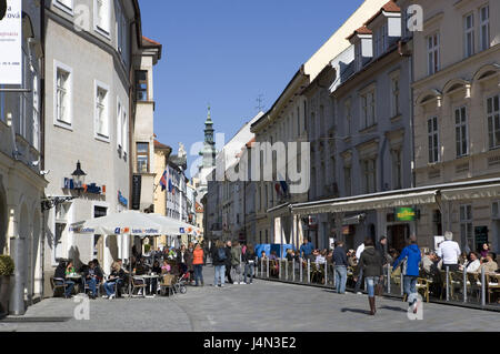 Slowakei, Bratislava, Michaelerstrasse, Straßencafé, Tourist, Bratislava, Hauptstadt, Stadt, Altstadt, Straße, Fußgänger-Bereich, shopping Street, Bars, Menschen, Fußgänger, Ort von Interesse, Tourismus, Destination, Stockfoto