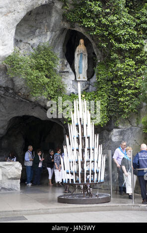 Frankreich, Lourdes, Grotte Dimension Abitur Ulna, Marien Statue, Pilger, Hitting-Pyrenäen, Ort der Pilgerfahrt, der Pilgerort, Wallfahrt, Ort von Interesse, Reiseziel, Tourismus, glauben, Religion, Christentum, Person, Gläubige, Touristen, Grotte, Leuchter, Übergröße, Erscheinungsort, Anbetung der Jungfrau Maria, kein Model-Release Stockfoto