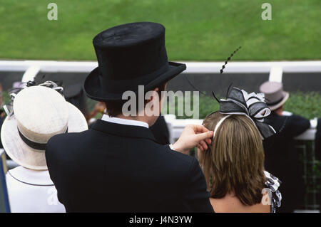 Großbritannien, England, Ascot, der Pferderennbahn, Ständer, Zuschauer, Rückansicht, kein Model-Release Stockfoto