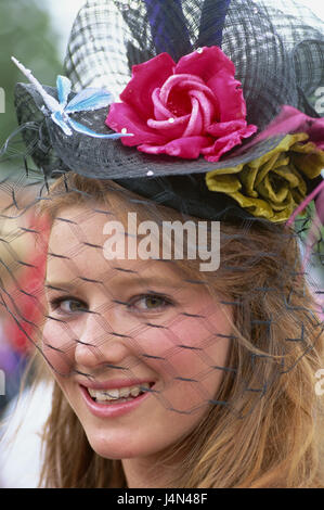 Großbritannien, England, Ascot, Pferd das Rennen, Frau, junge, Lächeln, Pflege, ungewöhnlich, kein Model-Release, Stockfoto