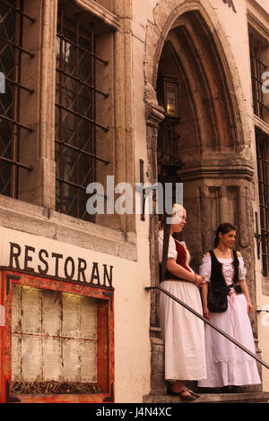 Estland, Tallinn, Altstadt, Restaurant Peppersack, Eingang, Frauen, Kleidung, Hobbits, Stockfoto