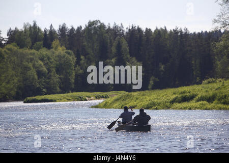 Lettland, Sigulda, Gauja Fluss, Kanu-Fahrer, Ansicht von hinten, Stockfoto