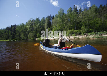 Lettland, Sigulda, Gauja Fluss, Kanu-Fahrer, Ansicht von hinten, Stockfoto