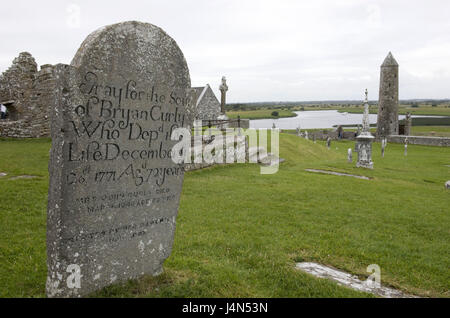 Irland, Leinster, Grafschaft Offaly, Clonmacnoise, Friedhof, Grabstein, Stockfoto