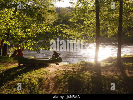 Lettland, Sigulda, Gauja Fluss Kanu Fahrer, Ufer, investieren, Gegenlicht, Stockfoto