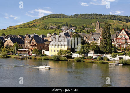 Deutschland, Rheinland-Pfalz, Traben-Trarbach, traben, der Mosel, Motorboot, Stadt, Ort von Interesse, Reiseziel, Tourismus, Blick auf die Stadt, Fluss, Boot, Riverboat Fahrt, Weinbaugebiet, Häuser, Weinberge, Bezirk Stockfoto