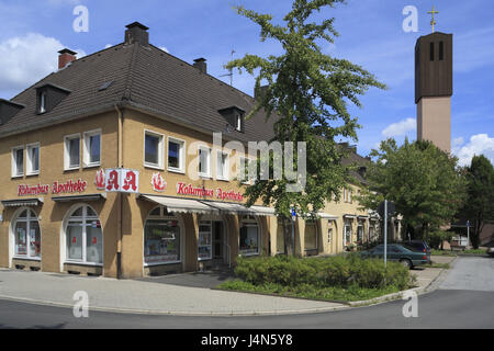 Deutschland, Mülheim in die Ruhr, Häusern, Apotheke, Kirchturm, Ruhr Gebiet, North Rhine-Westphalia, Teil der Stadt, Opus Siedlung, Working-Class Estate, Kruppe Siedlung Heimstätte, Wohn-Häuser, Kirche, Sunderplatz, draußen, menschenleer, Stockfoto