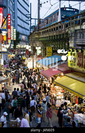 Japan, Tokio, Ueno Bezirk, Ameyoko Einkaufsstraße, Dämmerung, Stockfoto