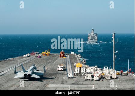 Die US Navy nach vorne bereitgestellt nuklearen Flugzeugträger USS Ronald Reagan nähert sich den Military Sealift Command Flotte Nachschub Öler USNS John Ericsson, eine Betankung auf See 11. Mai 2017 in der Sea Of Japan durchzuführen. Stockfoto