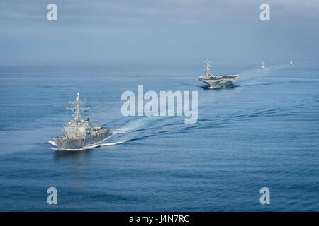 Die US Navy Nimitz-Klasse nuklearen Flugzeugträger USS Theodore Roosevelt unter Begleitung durch Kriegsschiffe und Flugzeuge während einer Übung 11. Mai 2017 im Pazifischen Ozean. Stockfoto