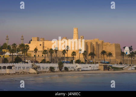 Tunesien, Monastir, Festung, Ribat, Habib Bourguiba-Mausoleum, Nord-Afrika, Stadt, Hafen, Urlaubsort, Struktur, Gebäude, Mauern, Türme, Ort von Interesse, Wahrzeichen, Mausoleum, Stadtbild, Abendlicht, Palmen, Bourguiba-Mausoleum Stockfoto