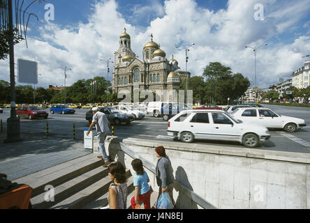 Bulgarien, Varna, Zentrum, Mitropolitska Simon Platz, Kathedrale Maria Ascension, Straße, Verkehr, Schwarzmeer-Küste, Stadt, Hafen, Innenstadt, Varna, Kirche, Kathedrale, Maria Ascension, Wahrzeichen, Ort von Interesse, Straßenszene, Verkehr, Fahrzeuge, Autos, Fußgänger, Treppen, Passanten, Stockfoto