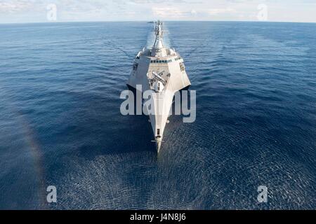 Das US Navy littoral combat Schiff USS Coronado während divisional Taktik im Rahmen der multilateralen Zusammenarbeit flott Bereitschaft und Training 11. Mai 2017 in das Südchinesische Meer. Stockfoto