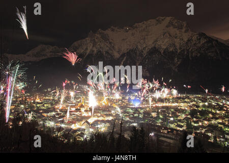 Deutschland, Bayern, Mittenwald, Silvester Silvesterfeuerwerk, Stockfoto