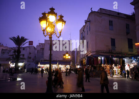 Tunesien, Tunis, Altstadt, Place De La Victoire, Passanten, Abend, Stockfoto