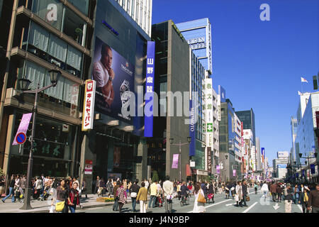 Japan, Honshu, Tokio, Ginza, Passanten, Asien, Teil der Stadt, Straße, Einkaufen, Straßenszene, Stadt, Tourismus, Reisen, Menschen, Menge von Menschen, Geschäfte, Gebäude, Architektur, Werbung, Einkaufen Stockfoto