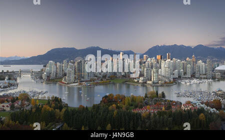 Kanada, British Columbia, Vancouver, False Creek, Zentrum der Stadt, Blick auf die Stadt, Hafen, Nordamerika, British Colombia, Stadt, Hafen, Hochhäuser, Gebäude, Architektur, Wasser, Boote, Dämmerung, Berge, Stockfoto