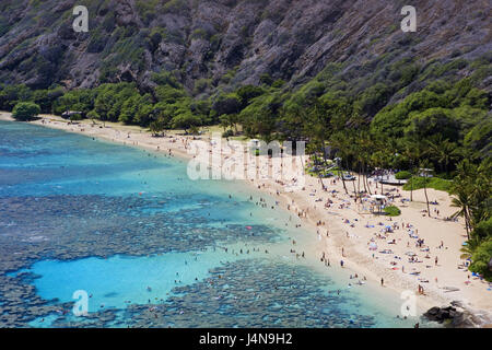 USA, Hawaii, Oahu Island, Honolulu, Hanauma Bay, Tourist, der Hawaii-Inseln, Reiseziel, Meer, Bucht, Küste, Strand, Badegäste, Menschen, Tourismus, Korallenriff, Türkis, Landschaft, Rock, Palmen, Stockfoto