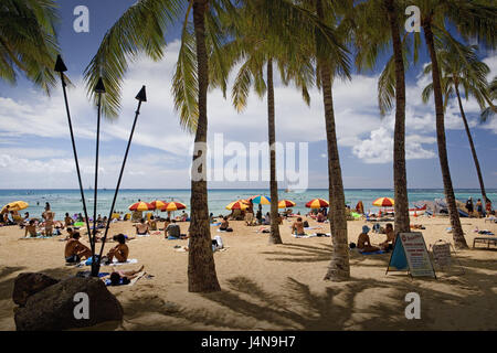 USA, Hawaii, Oahu Island, Honolulu, Waikiki Beach, Badegäste, die Hawaii-Inseln, Destination, Strand, Strand, Urlaub, Urlaub, Urlauber, Tourist, Tourismus, Person, sonnen sich, haben ein Bad, Palmen, Meer, Stockfoto