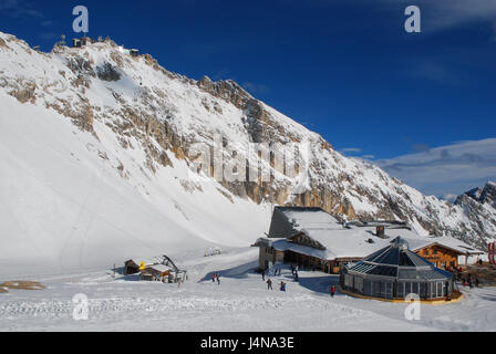 Deutschland, Bayern, Zugspitze, Sunning Alpin, Restaurant "Gletschergarten" Übersicht, Oberbayern, Alpen, Berge, Berge, Zugspitze niedrige Deutsch, ferner Schnee, Schnee entfernten Gletscher, Glas runden Blumenbeet, Panorama-Restaurant, um SonnAlpin, Sonnenterrasse, Architektur, Stahl-Glaskonstruktion, Gebäude, Berg Gastronomie, Gastronomie, Restaurant, Glasdach, Panoramadach, Bergpanorama, Ansicht, Gipfelpanorama, Rundumsicht, Landschaft, Schnee, Ort von Interesse, Person, im Außenbereich Stockfoto