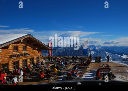 Deutschland, Bayern, Zugspitze, Schnee-fernen, Sunning Alpine Restaurant, Terrasse, Alpenpanorama, Gäste, Oberbayern, Alpen, Berge, Berge, Zugspitze Niederdeutsch, Schnee entfernten Gletscher, SonnAlpin, Sonnenterrasse, Restaurant-Terrasse, Gebäude, Stahlwerke, Berg Gastronomie, Gastronomie, Bergpanorama, Gipfelpanorama, Ansicht, Person, Wintersportler, Stop Schaukel, Landschaft, Fahnen, Bayern, Tirol, Schnee, draußen Stockfoto