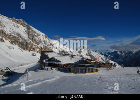 Deutschland, Bayern, Zugspitze, Sunning Alpin, Restaurant "Gletschergarten" Übersicht, Oberbayern, Alpen, Berge, Berge, Zugspitze niedrige Deutsch, ferner Schnee, Schnee entfernten Gletscher, Glas runden Blumenbeet, Panorama-Restaurant, um SonnAlpin, Sonnenterrasse, Architektur, Stahl-Glaskonstruktion, Gebäude, Berg Gastronomie, Gastronomie, Restaurant, Glasdach, Panoramadach, Bergpanorama, Ansicht, Gipfelpanorama, Rundumsicht, Landschaft, Schnee, Ort von Interesse, Person, im Außenbereich Stockfoto