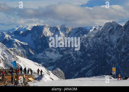 Deutschland, Bayern, Zugspitze, Schnee-fernen, Sunning Alpine Restaurant, Terrasse, Alpenpanorama, Oberbayern, Alpen, Berge, Berge, Zugspitze Niederdeutsch, Schnee entfernten Gletscher, SonnAlpin, Sonnenterrasse, Restaurant-Terrasse, Gebäude, Stahlwerke, Berggastronomie, Gastronomie, Bergpanorama, Gipfel Panorama, Ansicht, Person, Wintersportler, Landschaft, Südosten, Schnee, bewölkter Himmel, draußen Stockfoto