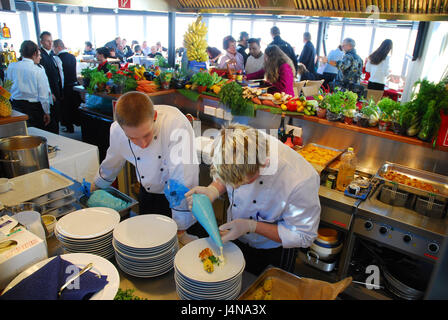 Deutschland, Bayern, Zugspitze, Restaurant Gletschergarten, öffnen, Kochen, Küche, Köche, Kochen, Teller, arrangieren, Oberbayern, Alpen, Berge, Berge, Zugspitze Niederdeutsch, Open-Cooking, Glas Runde Blume Bett, SonnAlpin, Architektur, offen, Berg Gastronomie, Gastronomie, Essen, Theke, kulinarische Theke, Lebensmittel, Panorama-Restaurant, Erlebnis Gastronomie, Rundumsicht, Vorbereitung, Leben, sehen, Menschen, Mitarbeiter, Gäste, innen, Stockfoto