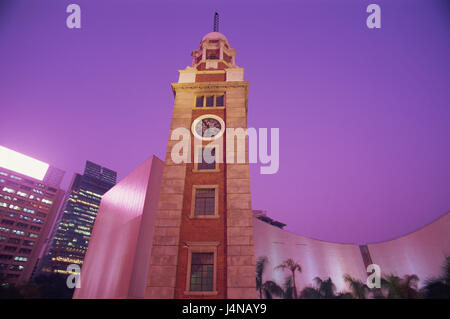 China, Hong Kong, Tsim Sha Tsui, Kowloon, Hong Kong Cultural Centre, Uhrturm, Abendhimmel, Asien, Stadt, Stadt, Weltstadt, Metropole, Festland, Halbinsel, Blick auf die Stadt, Gebäude, Hochhäuser, Kultur, Hong-Kong-Kulturzentrum, kulturelle Zentrum, Uhrturm, Tsim-Sha-Tsui-Cultural-Komplex, Turm, Modern, historisch, Kontrast, Architektur, Farbe tuning, Farbe Violett, lila, tuning-Abend, Abend, Stockfoto