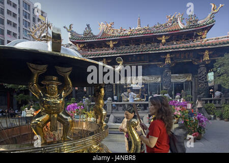 Taiwan, Taipeh, Longshan Tempel, Gläubige, kein Model-Release, Asien, Ostasien, Stadt, Hauptstadt, Gebäude, Tempelbau, Architektur, Räucherstäbchen, glauben, Religion, Buddhismus, Person, im Außenbereich Stockfoto