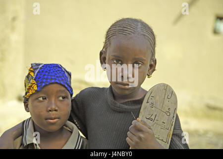West-Afrika, Mali, Niger-Binnendelta, Djenné, Kinder, Koran Schulmädchen, Koran Schwarzes Brett, Porträt, Stockfoto
