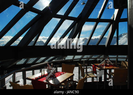 Deutschland, Bayern, Zugspitze, Panorama-Restaurant "Gletschergarten", Gegenlicht, Oberbayern, Alpen, Berge, Berge, Zugspitze niedrig deutscher, Glas runden Blumenbeet, SonnAlpin, Glas-Stahl-Konstruktion, Architektur, Gebäude, Berggastronomie, Gastronomie, Restaurant, Glasdach, Panoramadach, Bergpanorama, Ansicht, Gipfelpanorama, Rundumsicht, Landschaft, Schnee, Tabellen, bedeckt, elegant, platzieren von Interesse, niemand, innen, Stockfoto