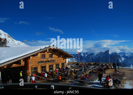 Deutschland, Bayern, Zugspitze, Schnee-fernen, Sunning Alpine Restaurant, Terrasse, Alpenpanorama, Gäste, Oberbayern, Alpen, Berge, Berge, Zugspitze Niederdeutsch, Schnee entfernten Gletscher, SonnAlpin, Sonnenterrasse, Restaurant-Terrasse, Gebäude, Stahlwerke, Berggastronomie, Gastronomie, Bergpanorama, Gipfel, Panorama, Ansicht, Person, Wintersportler, Stop Schaukel, Landschaft, Fahnen, Schnee, draußen Stockfoto