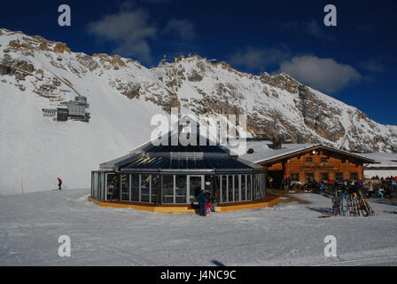 Deutschland, Bayern, Zugspitze, Sonnen Alpin, Restaurant "Gletschergarten" Schnee entfernten Haus, Zugspitze Gipfel, Oberbayern, Alpen, Berge, Berge, Zugspitze niedrige Deutsch, ferner Schnee, Schnee entfernten Gletscher, Glas runden Blumenbeet, Panorama-Restaurant, SonnAlpin, Sonnen Terrasse, Architektur, Gastronomie, Bau, Berggastronomie, Bergstation, Landschaft, Forschungsstation, Schnee, Ort der Stahl-Glaskonstruktion interessieren, Person, im Außenbereich Stockfoto
