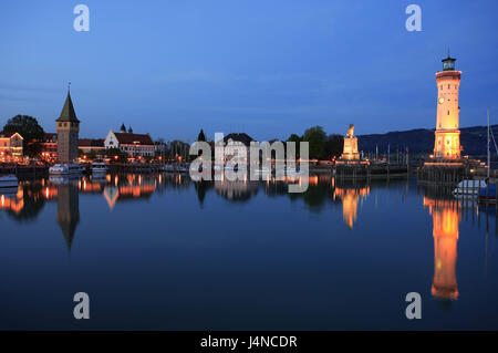 Deutschland, Bayern, Allgäu, Lindau, Bodensee, Hafen, Hafeneinfahrt, Löwe, Leuchtturm, Mangturm, Abend, Stockfoto