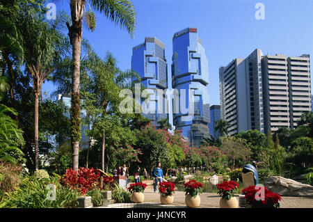 Hongkong, Central District, China, Hong Kong Island park, Lippo Centre, Passanten, Asien, Hong Kong, Stadt, Stadt, Weltstadt, Metropole, Blick auf die Stadt, Central District, Park, Park, Teichen, Blumen, Bäume, ausruhen, gut, Brunnen, Wasserspiele, Gebäude, Häuser, Hochhäuser, Bürogebäude, Bürotürme, Menschen, Stockfoto