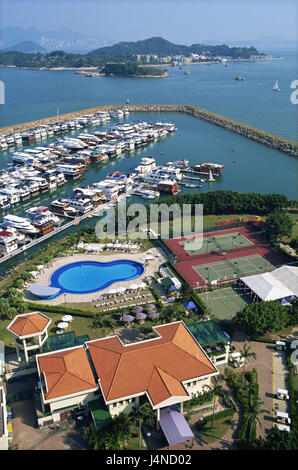 China, Hong Kong, Lantau Island, Discovery Bay, Discovery Bay Marina Club, Übersicht, Meer, Asien, Stadt, Insel, Küste, Küstenlandschaft, Hafen, Yachthafen, Yacht Club, Discovery Bay Marina Club, Boote, Motorboote, Yachten, Tennisplätze, Pool, Swimmingpool, Tourismus, Freizeit, Club-Bereich, Stockfoto