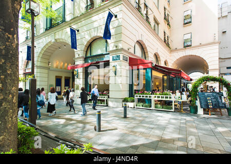 Omotesando Einkaufsstraße zeigt die Anniversaire Gebäude und Café in Tokio, Japan Stockfoto